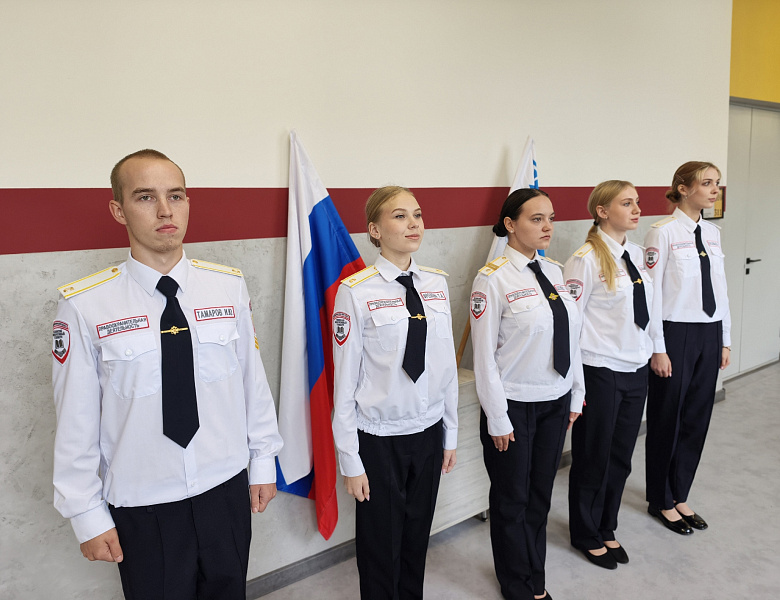  Начало недели по традиции: флаги, гимн, важные новости