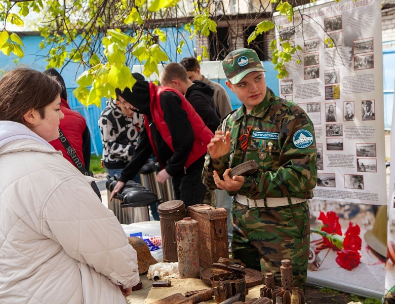  "Этих дней на смолкнет слава"