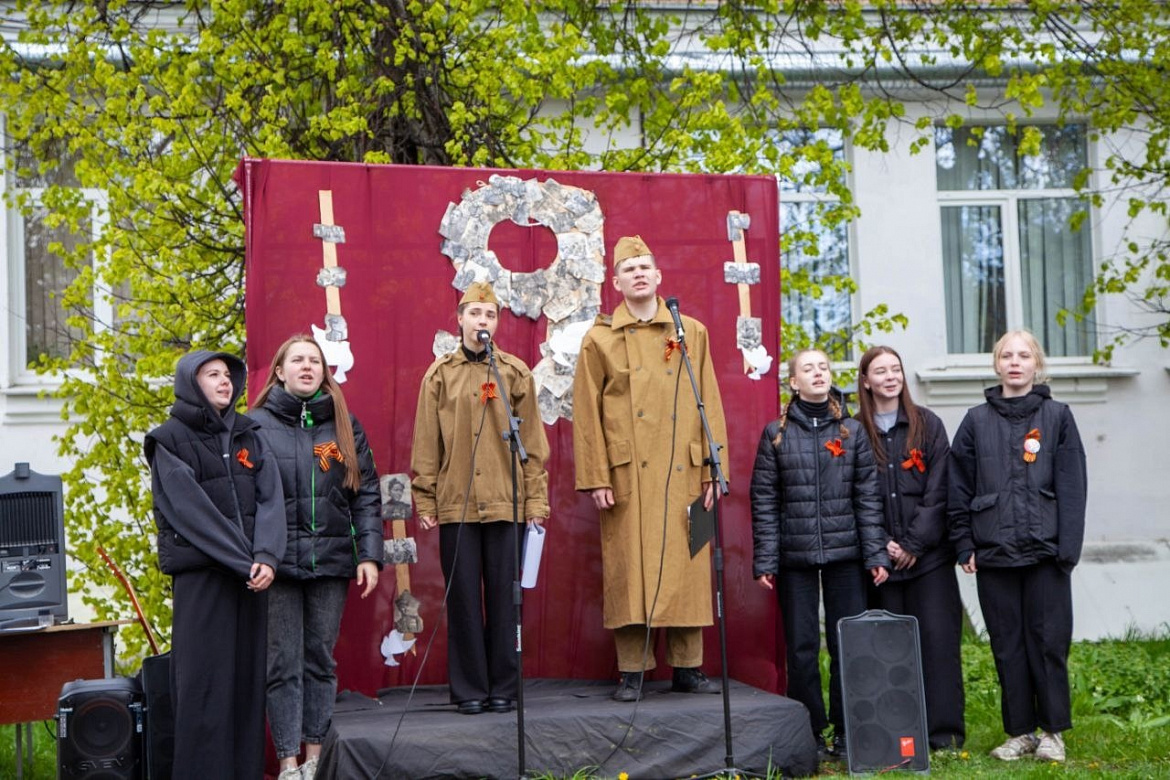  "Этих дней на смолкнет слава"