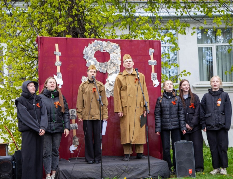  "Этих дней на смолкнет слава"