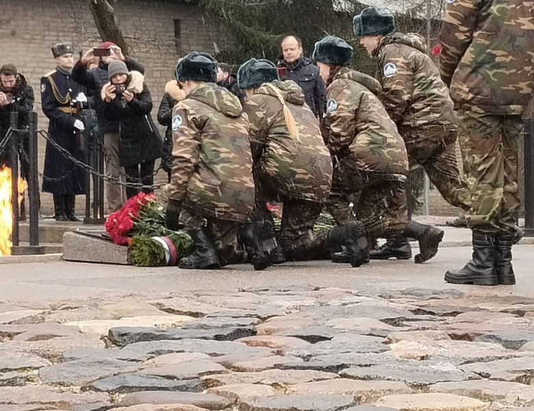 В память о погибших в боевых действиях воинах...