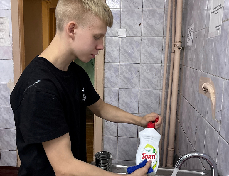 Студенты ПКТ делают окопные свечи