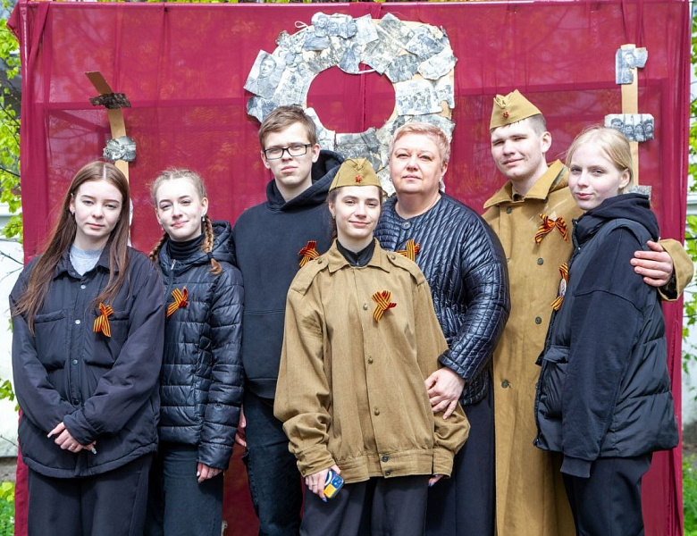  "Этих дней на смолкнет слава"